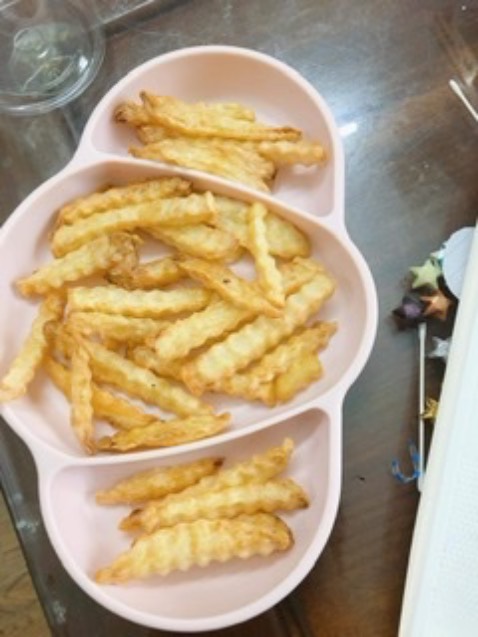 Dùng tốn hơn dầu rửa bát thông thường do khả năng tạo bọt kém hơn. Bù lại thì dùng rất thơm mùi sả chanh, an toàn cho da tay, mình rất hay bị nứt da tay nhưng từ ngày đổi sang dầu hữu cơ bồ hòn là hết bị. Bát nào nhiều dầu mỡ mọi người nên chịu khó tráng nước nóng rửa là siêu sạch và thơm mát. Nên mua mùi này nhé!