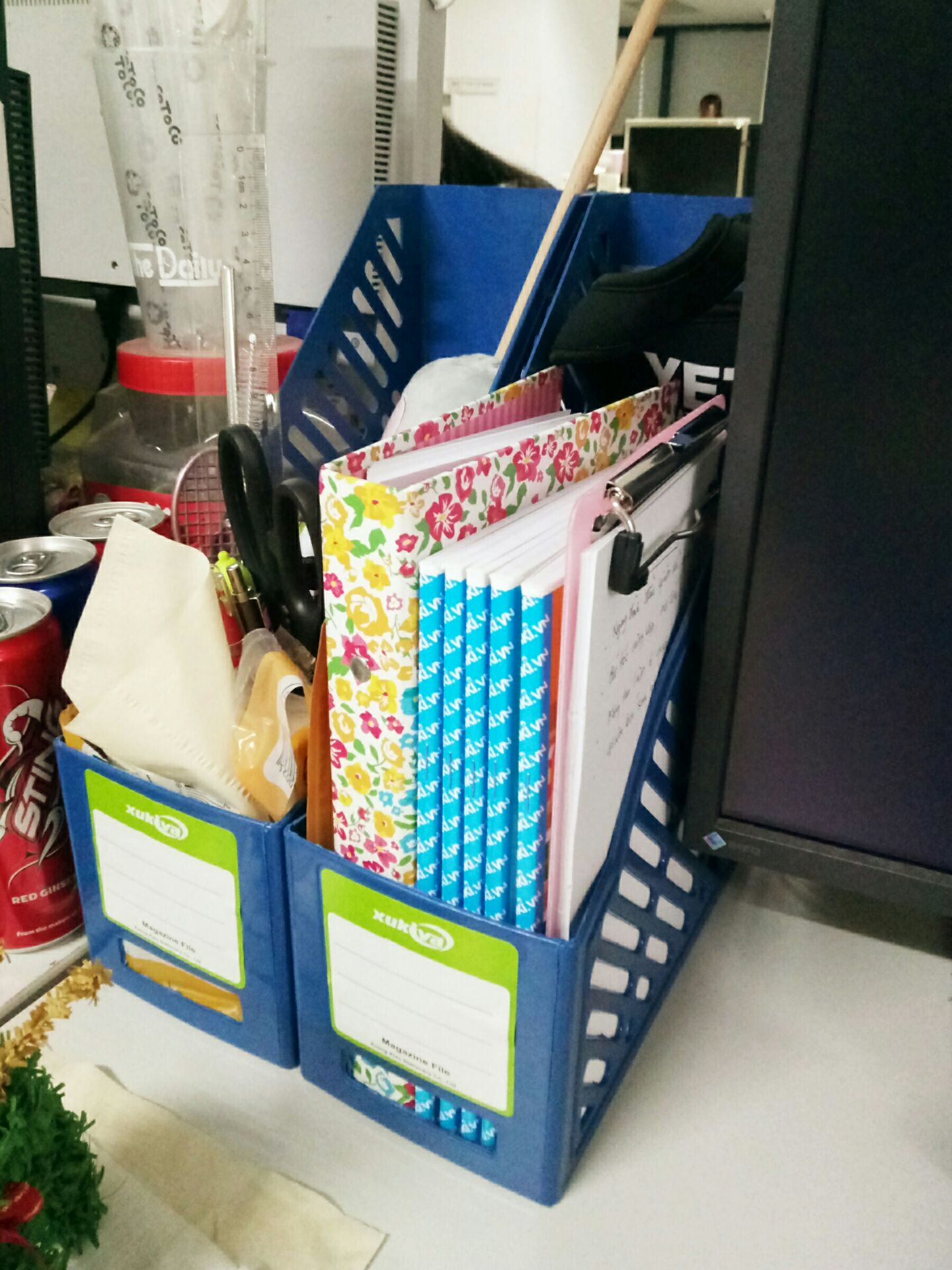 Hài lòng về sản phẩm. Kệ rổ dạng mềm dẻo nhưng ko lỏng lẻo, đựng được nhiều đồ. Trong hình là mình để 5 quyển tập Tiki màu xanh, kèm quyển notebook + trình ký đơn A5 (tương đương 10 quyển tập), mà vẫn còn khe hở.