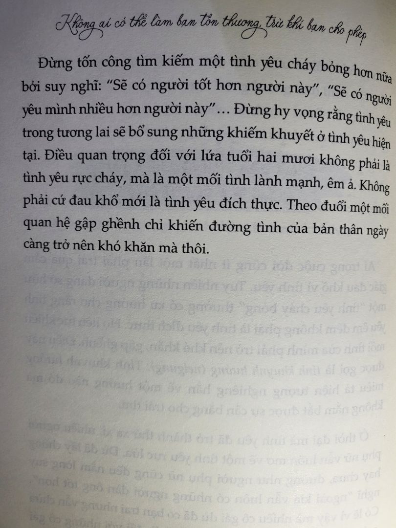 -sách gửi chả thấy lỗi gì cả dù đóng gói sơ sài.
-nói thật nếu bạn đang tìm sự balnce trong cuộc sống, sự tự tin và một cuốn sách nói dể hiểu thì cuốn sách là đủ.
- Riêng mik thì thấy đọc hơi chán, một chương khá ngắn ( ưu điểm) khuyên mấy bn nên đợi sale rồi mua vì mik thấy nó hơi ko đáng kỳ vọng. Nói chubg là có giúp đc mik và ko phải là dỡ.
( để mấy trang cho mn đọc thử)