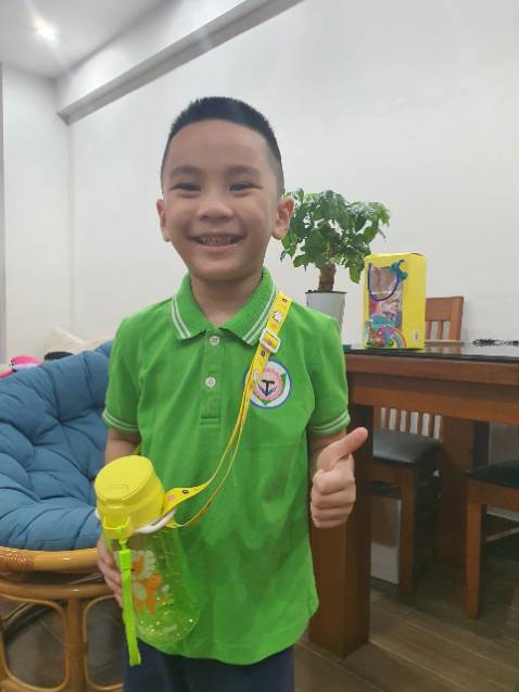 Bình đẹp, có dây đeo xinh xắn, bé nhà mình rất thích. Mấy bé hàng xóm cũng đòi bố mẹ mua theo.