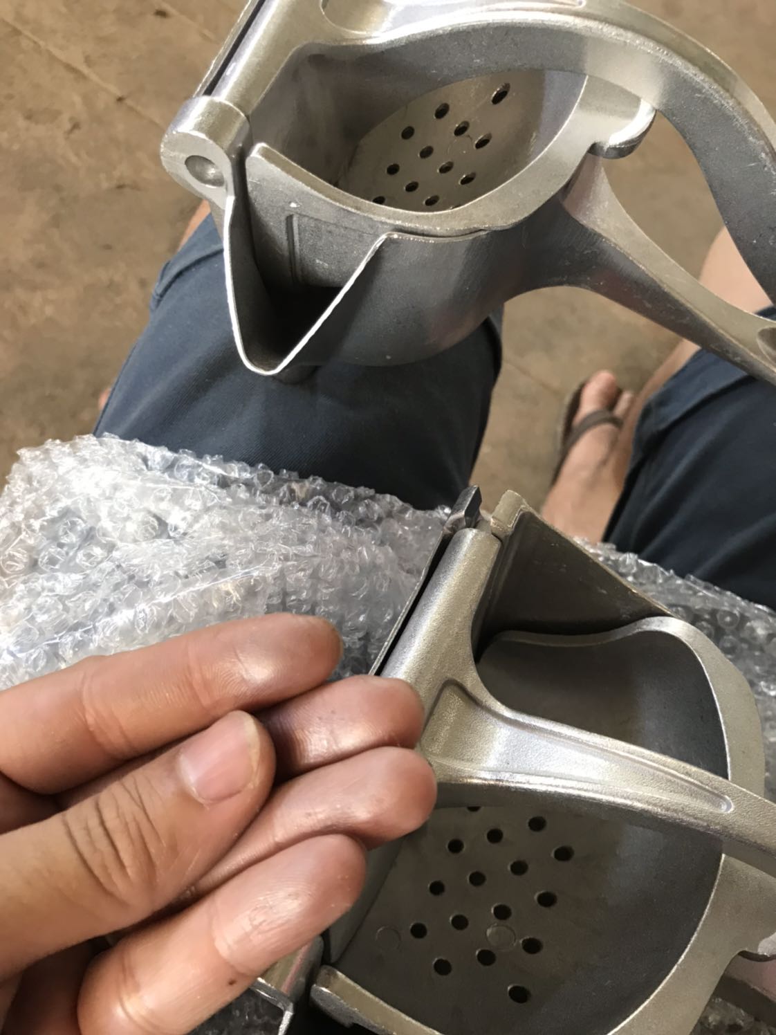 Lo ngại ảnh hưởng sức khoẻ khi sử dụng, sản phẩm cũng không giống mô tả, không có khây nhựa, khi rà tay vào sản phẩm thì có lớp sơn dính trên tay. Nếu Ko đổi được sản phẩm an toàn thì đề nghị Tiki hoàn tiền lại.