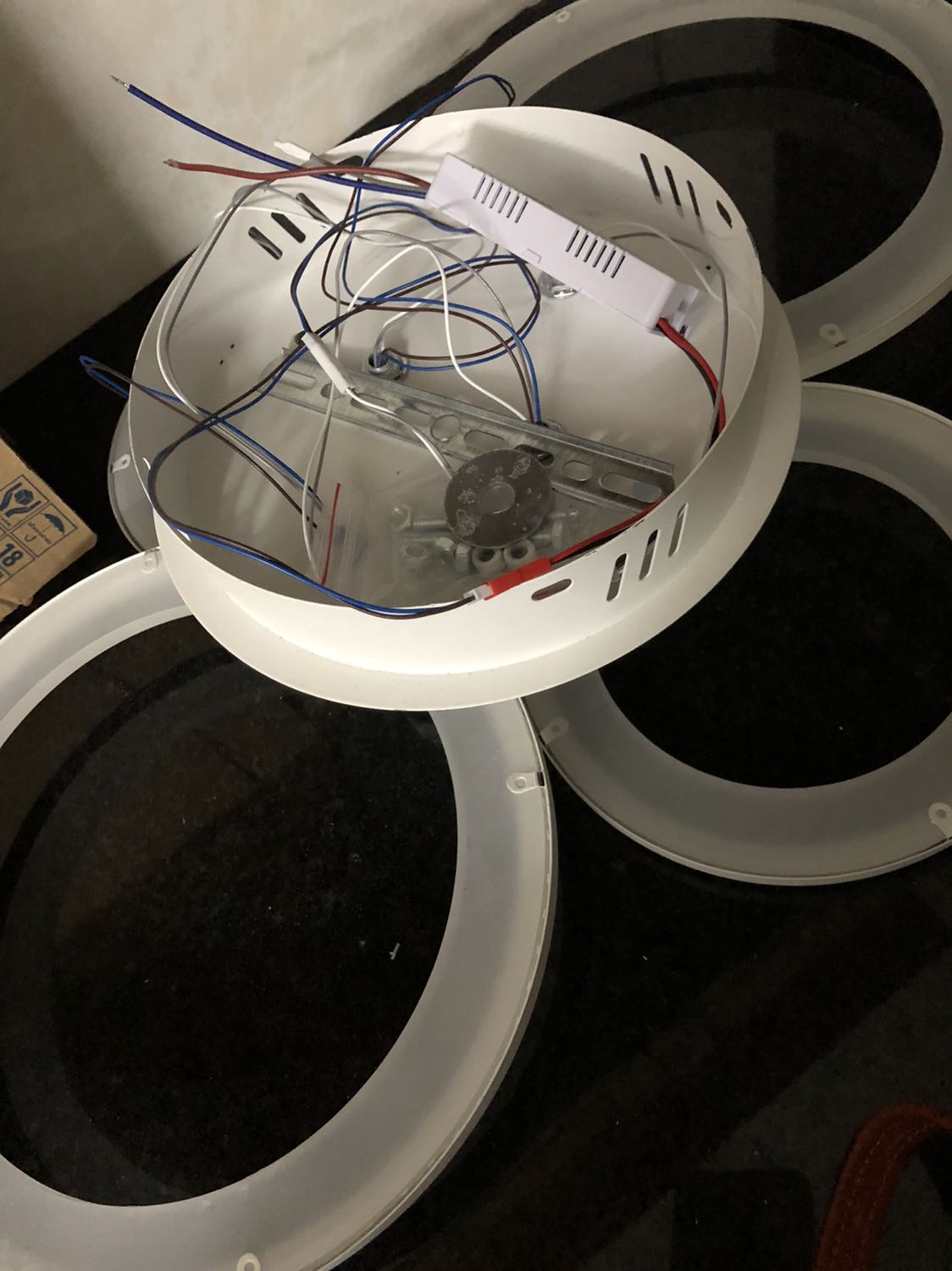 Mong manh, ốc hỏng, nói chung so với cùng giá tiền thì kém chất lượng hơn.