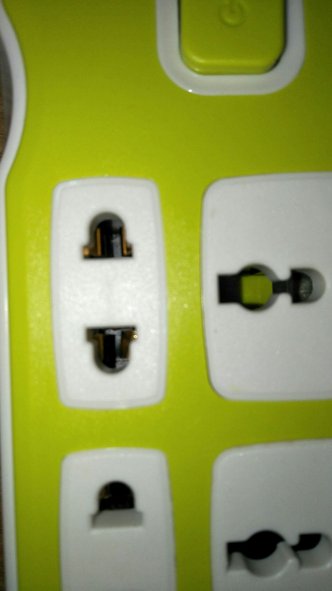 Không biết mọi người có thấy gì không. Riêng mình thấy rất sai vì tuyệt nhiên lỗ cắm mình chụp ở ảnh dưới ko hề cắm được. Thói quen của mình là đưa tiền rồi mới kiểm.Vừa bốc ra đã thấy như vậy rồi. Nên mình trừ 1 sao nhé. Còn lại mọi thứ đều ổn. Không biết về lâu dài thì sẽ như thế nào. Vì ổ cũ của mình bị nổ đem bán ve chai rồi nên mới mua cái mới thui