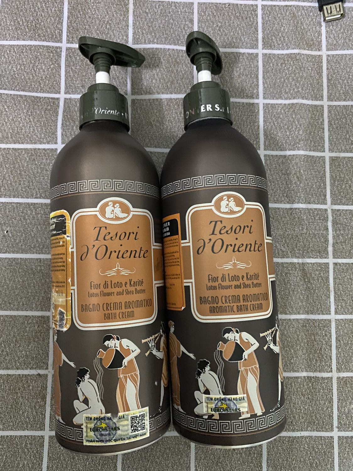 Đây là so sánh 2 chai 1 chai mình đã sử dụng trc đó mùi rất thơm tắm xong 1 tiếng sau nhà tắm vẫn mùi thơm. Nhưng chai mới mua k hề thơm và mùi rất hắc và khó chịu. Mình kb mn nhận dc sp như nào nhưng hiện tại sp của mình k có mùi thơm và k thể sửa dụng . Theo như đán giá  hiệm tại của mình  thì mn k nên mua nha