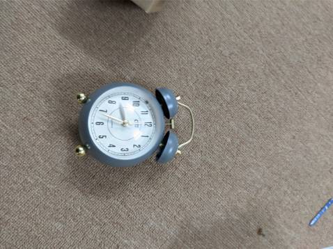 Giao hàng nhanh gói hàng cẩn thận. Đồng hồ đẹp, có cả đèn, mấy đứa nhỏ tranh nhau dùng