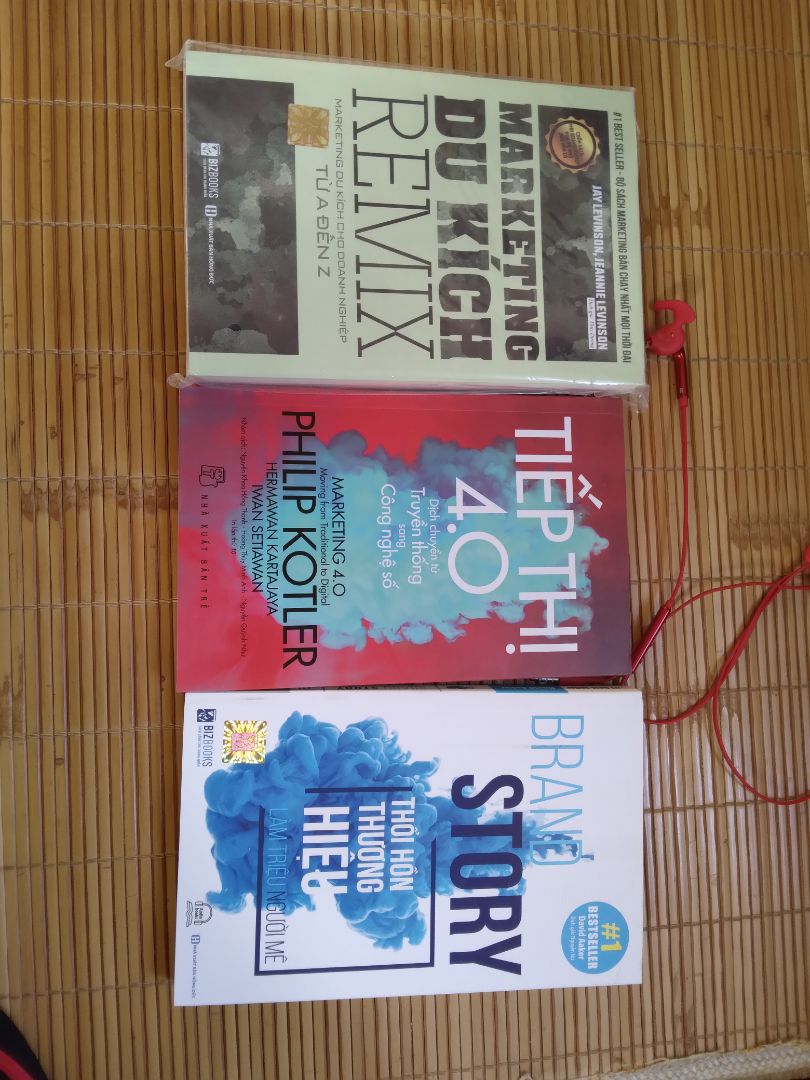 sách mới, giao hàng đúng hẹn, về nội dung thì mình đánh giá cuốn sách chủ yếu nói về vai trò của việc xây dựng thương hiệu bằng câu chuyện chứ ko đi sâu vào xây thế nào, và tác giả cũng nói trong sách rằng ko có công thức nào ngoài Thử và Học, vì vậy cuốn sách có lẽ ko phải là lựa chọn tối ưu cho những ai đang tìm cách để xây dựng thương hiệu hoàn chỉnh