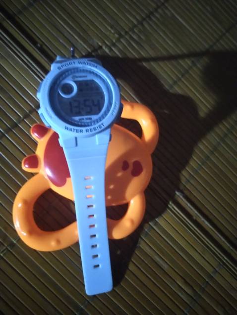 Đồng hồ chưa gì đã hỏng nút reset .Miêu tả một đằng bán một nẻo kém chất lượng phí cả $. Đồng hồ chưa gì đã hỏng nút reset .Miêu tả một đằng bán một nẻo kém chất lượng phí cả $.