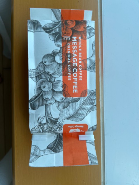 Giao hàng đúng hẹn. Nhà sản xuât Message Coffee có cố gắng giao tiếp với khách hàng. Tuy nhiên, theo tôi, cần cải tiến bao gói để đảm bảo chất lượng sản phẩm khi đến tay khách hàng. Cả hai gói cà phê tôi nhận được đều bị mất mùi, trên bao bì không ghi ngày sản xuất và ngày hết hạn sử dụng.