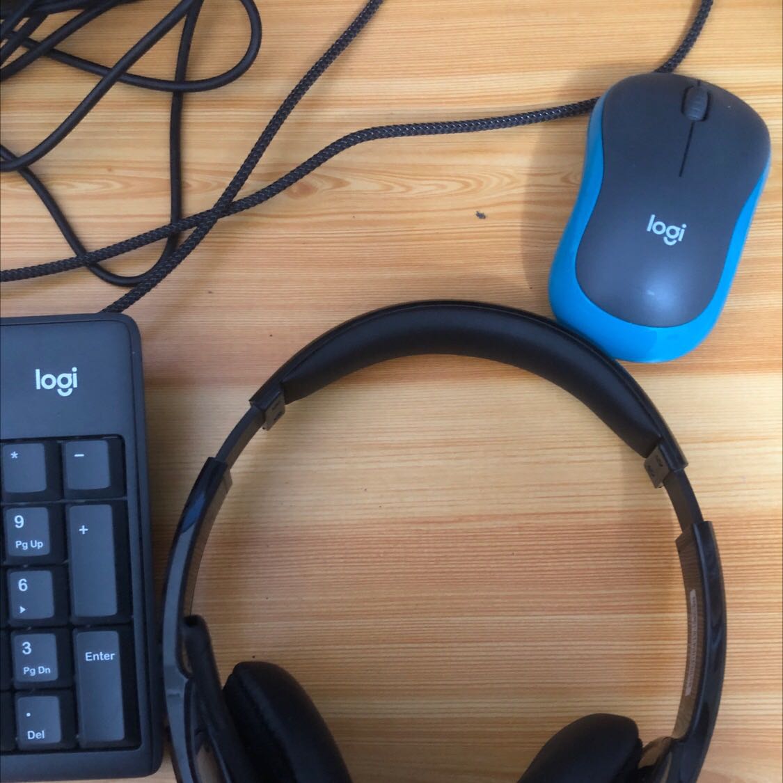 Âm thanh nghe rõ, micro bắt âm tốt. Có nút mute rất tiện lợi.