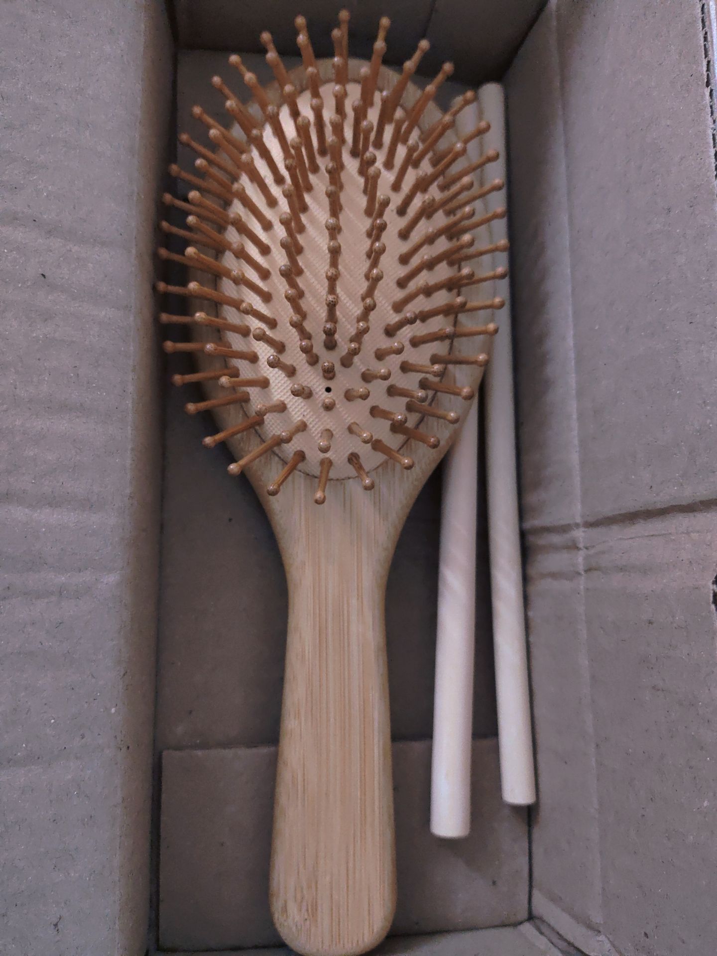 lược chắc chắn, chải êm, khá thoải mái. 
Mình đã dùng được liên tục 2 tuần gần đây, thấy hài lòng.  Chưa kể là chủ shop còn tặng thêm 2 ống hút bằng tre nữa. Dịch vụ, thái độ của đội shiper Tiki luôn làm mình hài lòng! sẽ tiếp tục ủng hộ Shop và Tiki!