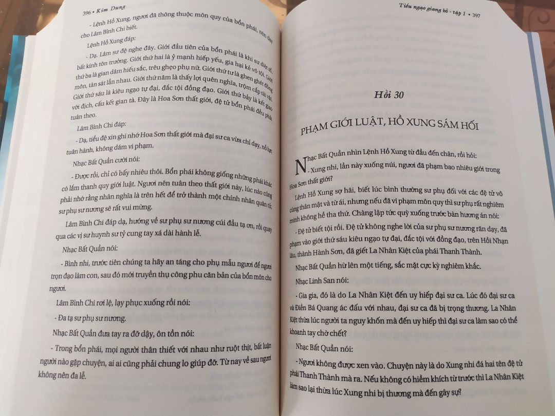Tiki giao hàng rất nhanh, sớm hơn dự kiến hẳn hai ngày. Về sách, dung lượng khá lớn, gần 800 trang mỗi quyển, 1/3 bộ to không kém cạnh các siêu phẩm độ sộ khác như 2666. Phương Nam thiết kế bìa đẹp, trang chữ rõ, dễ nhìn. Tuy giá bìa khá chát, nhưng được nhiều ưu đãi nên giá giảm hẳn 300k, phù hợp với túi tiền. 

Đây chắc chắn là Best of Kim Dung.