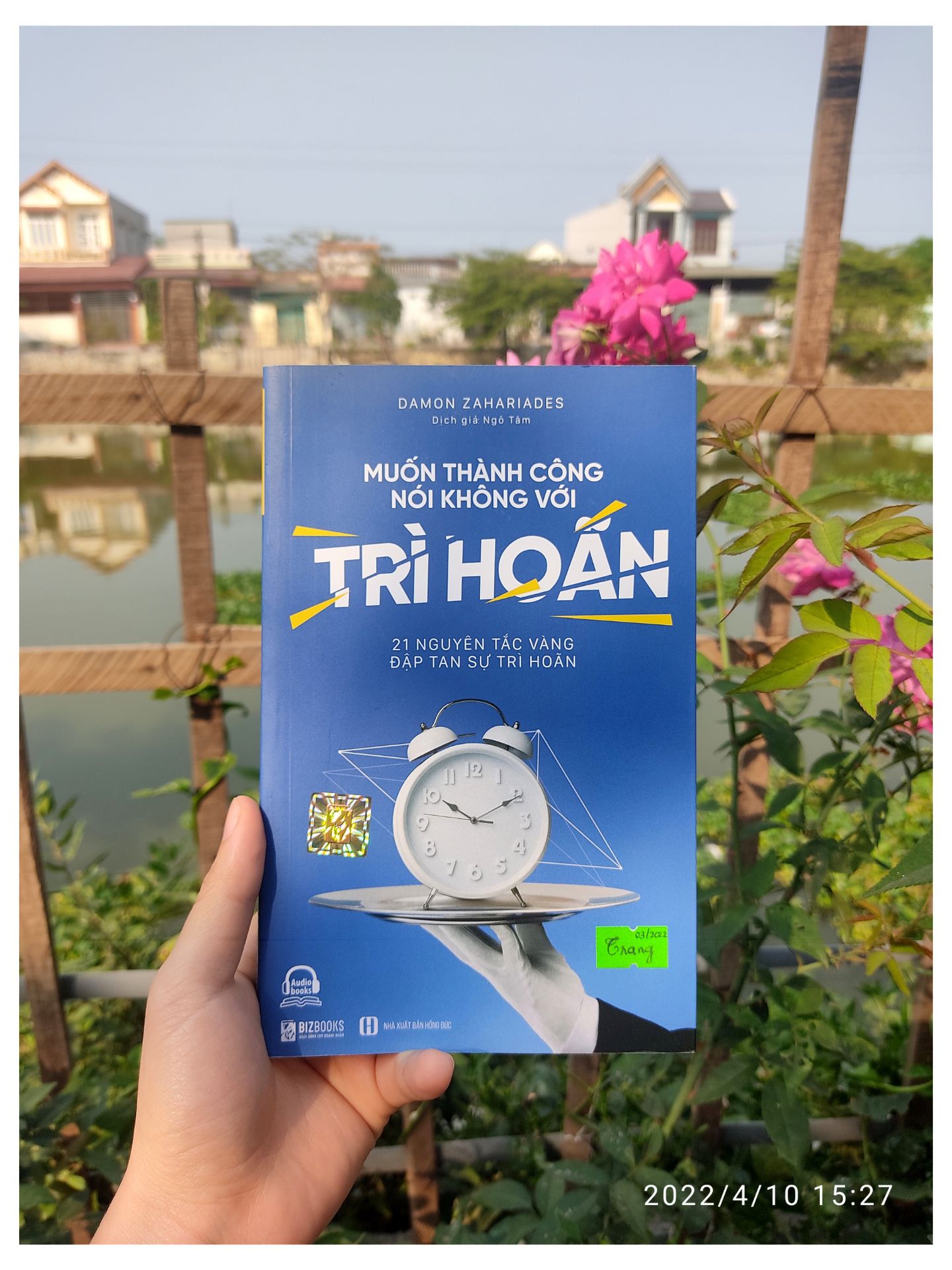 Sách giao đúng thời gian. Bìa sách rất ý nghĩa. Sách mua tặng nên không có ảnh. Nhưng tìm hiểu thì có biết sách này cũng thiên về các phần như tình bạn, tình yêu,... cũng khá dễ đọc. Giống form sách các quyển như 999 bức thư tình, đừng hoài phí tuổi trẻ. Mình đoán thế 🤔