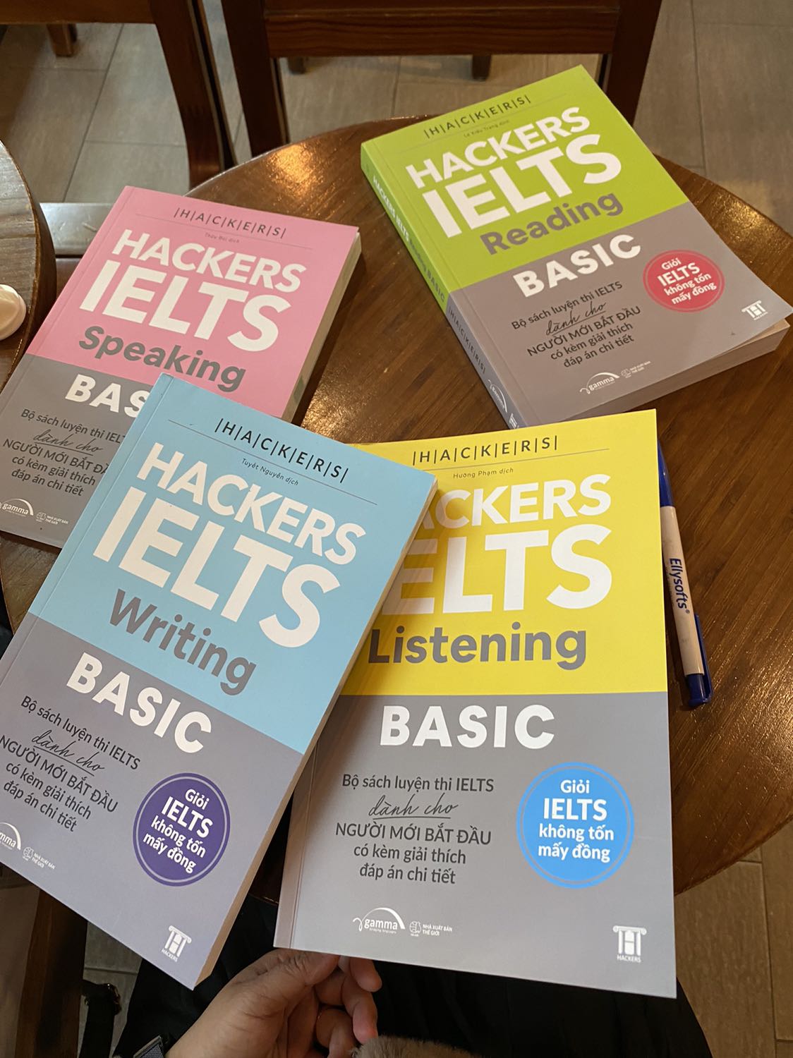 Sách rất chi tiết và dễ hiểu. 1 nửa sách là đáp án có dịch tiếng việt rất cụ thể nên có thể học đc kha khá từ vựng khi học. Vì sách chi tiết và đi đúng trọng tâm nên kể cả ng chưa biết gì cũng đã hình dung đc phần nào về bài thì và bớt hoang mang hơn. Có 1 số mẹo làm bài nhưng chưa nhiều . Sách chủ yếu dậy cách nắm bắt bài thi và tập trung vào đâu để có câu trả lời đúng. Rất đáng mua ạ