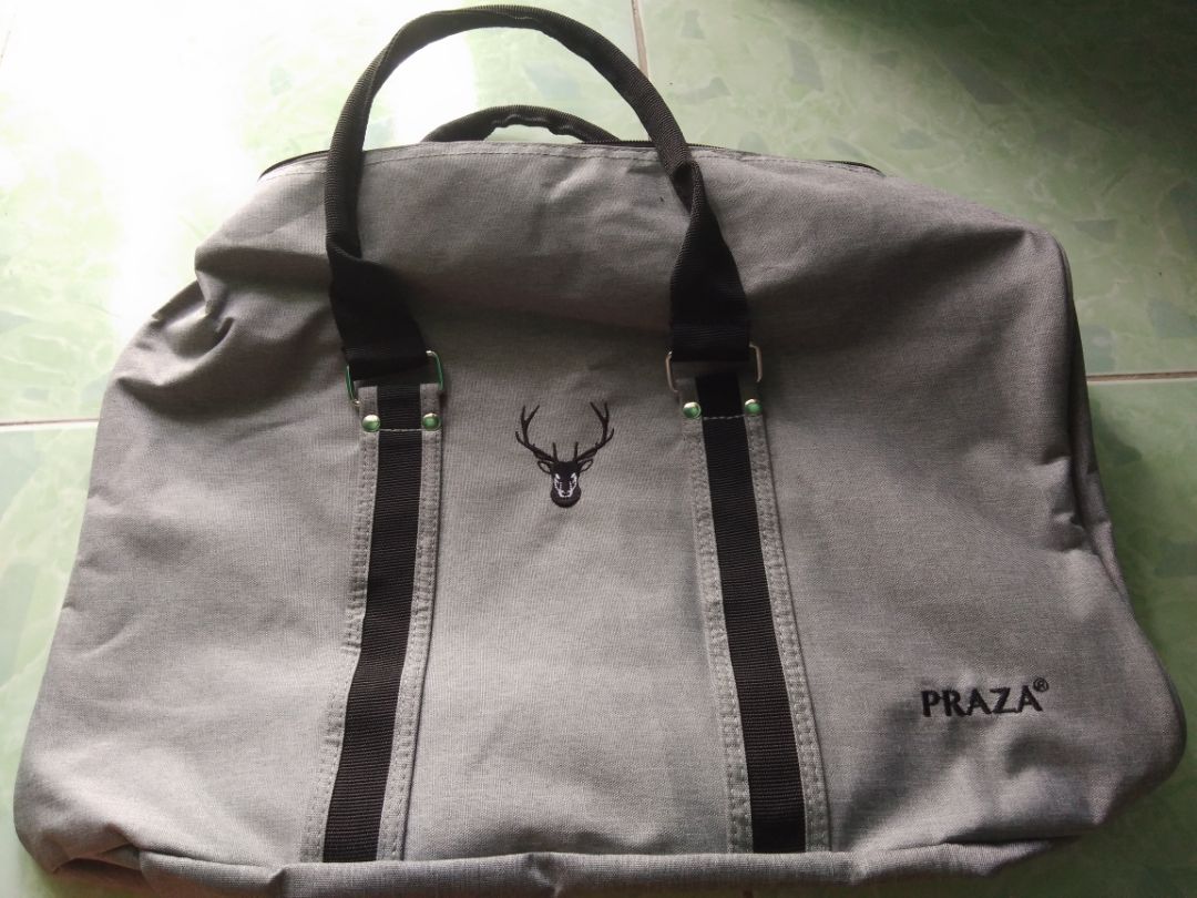 Tiki giao hàng nhanh, đóng gói cẩn thận. Anh shipper thân thiện, lịch sự. 
Túi xách đẹp, có ngăn để giày, như hình. Bên trong túi có 1 ngăn chính, 2 ngăn nhỏ đựng giấy tờ, vật linh tinh. Bên ngoài, bên trái có 1 ngăn nhỏ, bên phải là ngăn đựng giày. So với giá 89k là rất ổn.