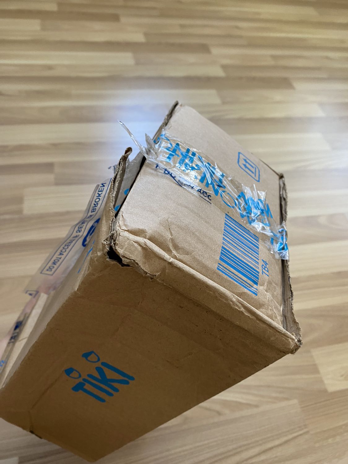 Bình thường sách mình vẫn hay ra nhà sách mua hơn để có thể lựa sách trong tình trạng tốt nhất nhưng do dịch nên đây là lần đầu tiên mình mua sách tại Tiki, và mình cảm thấy khá thất vọng cho lần trải nghiệm này. Đóng gói ko chắc chắn, thùng bị bóp méo dẫn đến sách bên trong cũng bị nhăn. Mình thật sự cảm thấy rất buồn và không hài lòng khi nhìn sách bị tình trạng như vậy, mua 5 cuốn thì đã bị hết 4 cuốn rồi, điều này làm ảnh hưởng khá nhiều đến trải nghiệm mua sắm lần đầu tiên tại đây, đặc biệt là với những người yêu sách như mình. Mong Tiki có thể tìm phương án tốt hơn trong việc bảo quản sản phẩm trong quá trình vận chuyển để có thể giao đến tay người nhận trong tình trạng nguyên vẹn.