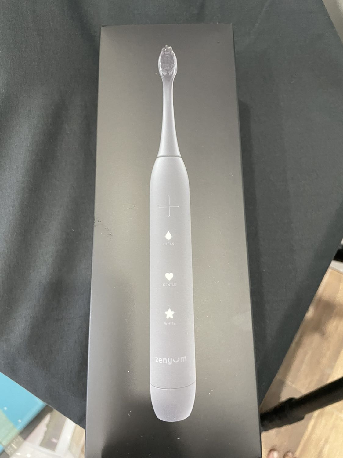 Giao hàng nhanh, hộp siêu sang được bọc lớp bảo vệ khá chắc chắn, đánh thử rất sạch răng so với bàn chải thường!