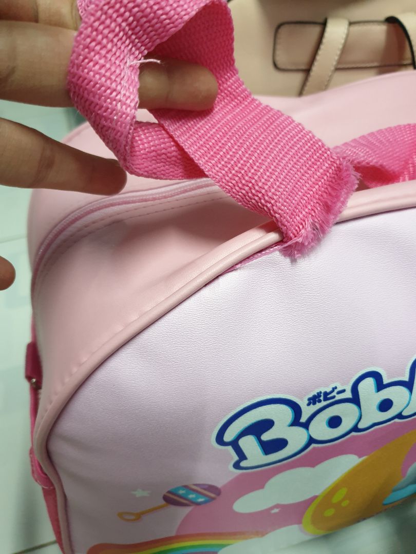 mặc dù đọc nhiều nhận xét về tình trạng quai túi bị đứt nhưng nghĩ tiki sẽ khắc phục nhưng mình nhận hàng vẫn bị.tiki bán mắc hơn những trang khác nhưng k cho chọn màu.quai thì đứt.túi xem như k xách được rồi