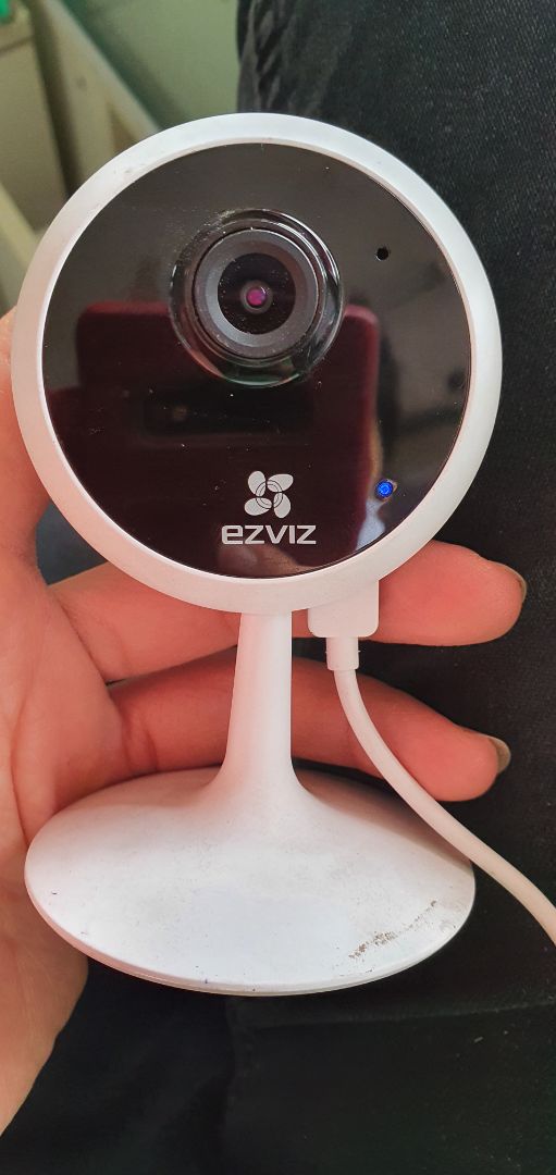 chất lượng ổn định, hình ảnh rõ nét, bạn nào thấy mic nhỏ thì bóc nilon mặt trước cam ra là được vì mic nhỏ xíu ngay cạnh cam. Nhược điểm là góc xoay hạn chế, chỉ gật lên gật xuống được. Nếu muốn cam xoay sang phải hay trái thì phải để thẳng đứng.