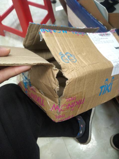 Tôi đã mua nhiều sp của Tiki trading, nó làm tôi liên tưởng đến Amazon prime. Nhưg lần này quá thất vọng. Lần trước tôi mua Giáo trinh tiếng Hàn 1,2 và sách bài tập, tổng cộng 4 cuốn, đều còn bọc seal, ngoài ra còn giấy xốp lót trong hộp nên cl rất tốt. Nhưg lần này thì cả 4 cuốn tập 3,4 đều là sách cũ, đã bóc nilon, có cuốn còn nguyên vết keo j dính trên bìa như *** cốc vậy. Tất cả 4 cuốn ở góc đều bị móp, 4 cuốn khá to và nặng + 1 cuốn dragon ball, vậy mà cho trần vào 1 hộp, ko lót bảo vệ j cả, có cả lỗi bên vận chuyển, nhưng rách ở bìa thì là do rách từ trc. Quá là thất vọng, ngày xưa hay mua bên Fahasha, nhưng gần đây mua Tiki Trading vì giá tốt hơn. Rất mong Tiki đổi trả miễn phí cho tôi 4 cuốn sách hỏng và cũ này( duy có cuốn dragon ball nguyên vẹn, vì mới xb vài hôm và khổ nhỏ nên ko sao)