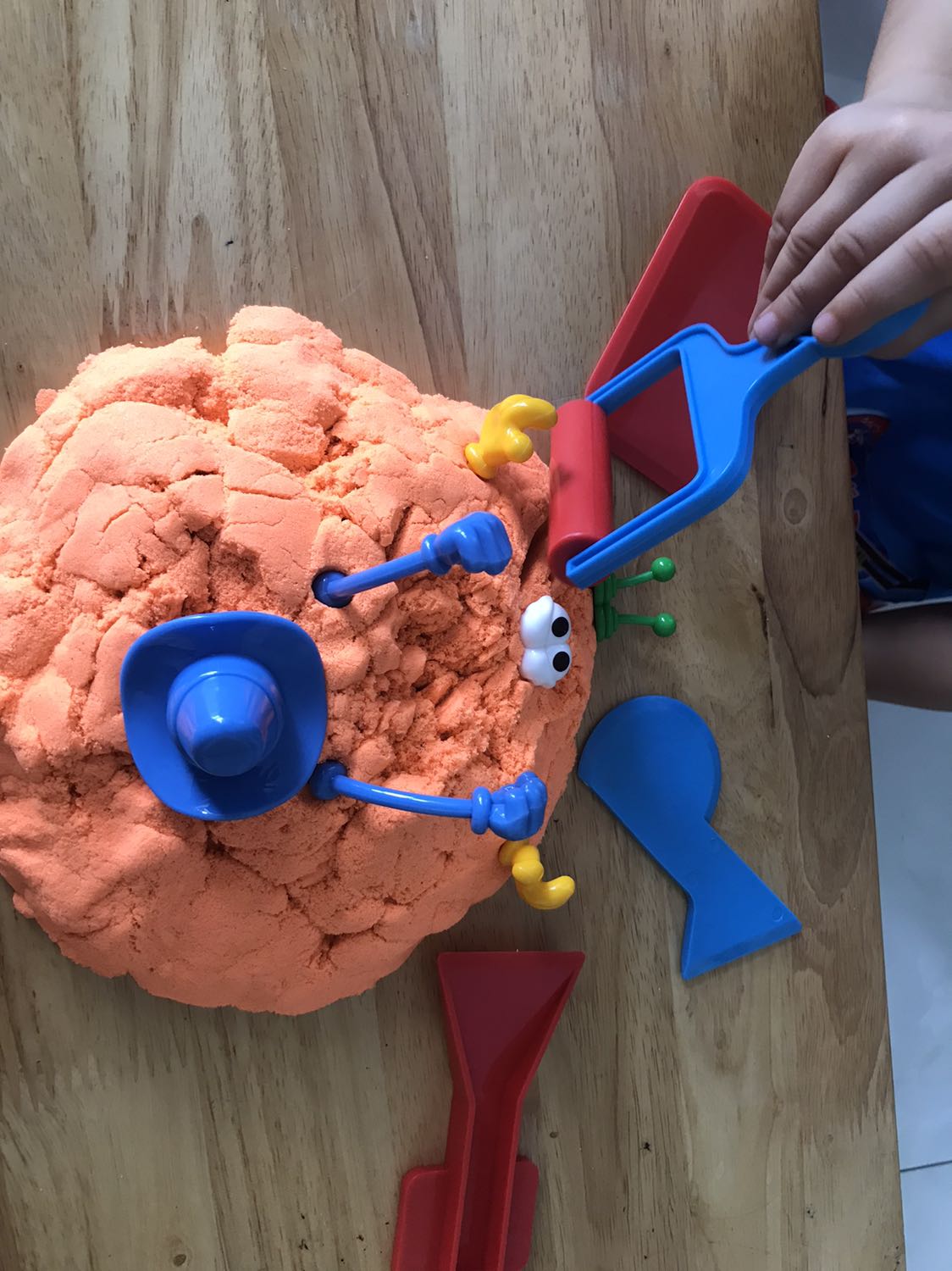 Sp như mô tả, k dính tay, k ra màu. Nhưng màu cam k thích lắm.