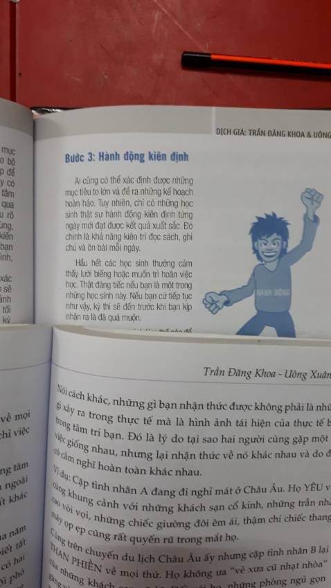 Sách lậu -  Tôi mua nhiều sách và cũng hay dính sách lậu, nhưng không nghĩ trên Tiki lại bán sách lậu. Ngay khi nhận được, tôi đã thấy hình thức không chuẩn: 
- Đã bị bóc nilon bọc sách, 
- Mép sách bị nhàu chứ không cứng như mới, 
- Giấy màu sẫm chứ không trắng tinh, 
- Giờ đọc lại thấy in mờ như ảnh chụp kèm mà sách chuẩn không bị bao giờ
- Chữ không in tròn và thưa như các sách chuẩn mà mảnh, dày chi chít trên mỗi dòng