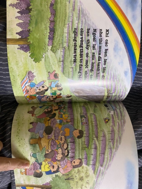 Nội dung k thực sự hay lắm nhưng đc cái tranh đẹp và sáng tạo trong kiểu thiết kế sách