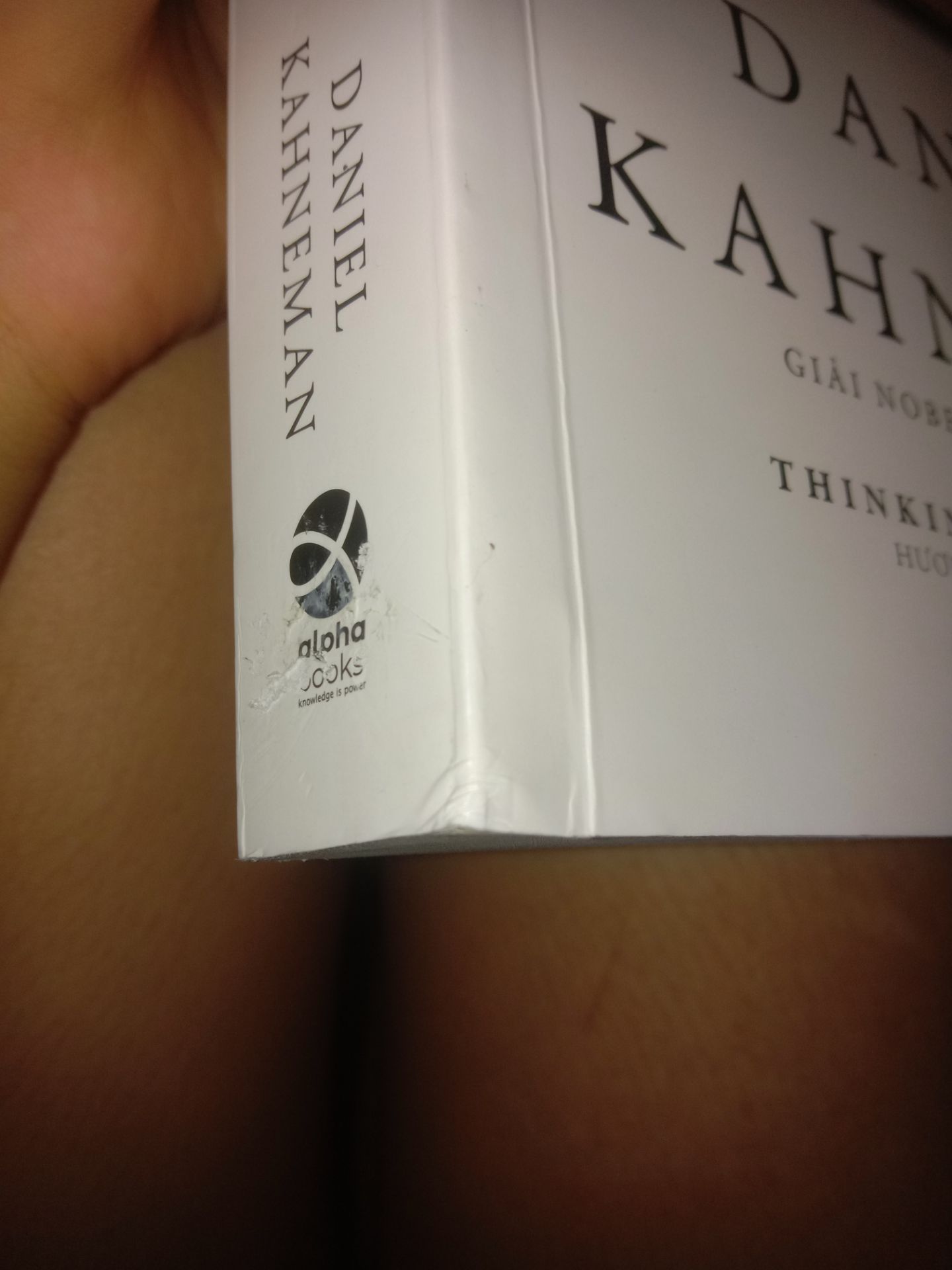 bên ngoài sách bị móp ở góc 
ở gáy sách còn có vết bẩn còn bên trong thì sách không có vấn đề gì