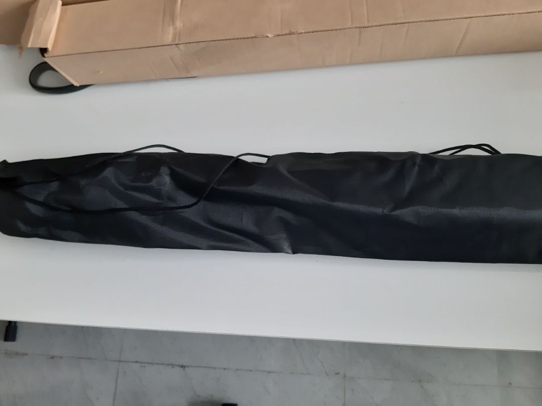 Mới đặt hàng hôm trước, hôm sau đã giao. Rất nhanh, hộp vận chuyển nên có lẽ vì thế mà bị hơi móp một tý nhưng không sao, chân kệ khá là chắc chắn. Có điều, phần kéo ra để cái điện thoại hơi bị cứng( vừa mới bị kẹp tay xong, nếu không cẩn thận). Còn lại thì rất okie. Dù bị mấy điểm trừ trên nhưng vẫn rất đáng nếu so với giá này là ổn rồi.