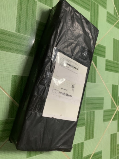 Shop đóng hàng cẩn thận. Kệ khá chắc chắn, thẩm mỹ tốt.