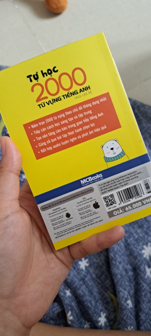 Giao hàng nhanh, sách đẹp, dễ thương, nhỏ gọn. Từ vựng rất thông dụng mình đọc xong thấy biết bà nó hết rồi nên thấy hơi uổng một tẹo :))), cơ mà mình mua kèm chung vs 2 cuốn khác được giá hời nên ko sao :))). Mình thấy cuốn này phù hợp vs mấy bạn bắt đầu học AV, hoặc cỡ tuổi học cấp 2 thì khá bổi ít, nhỏ gọn dễ thương đi đâu học cũng đc. Có thể xem xét tham khảo.