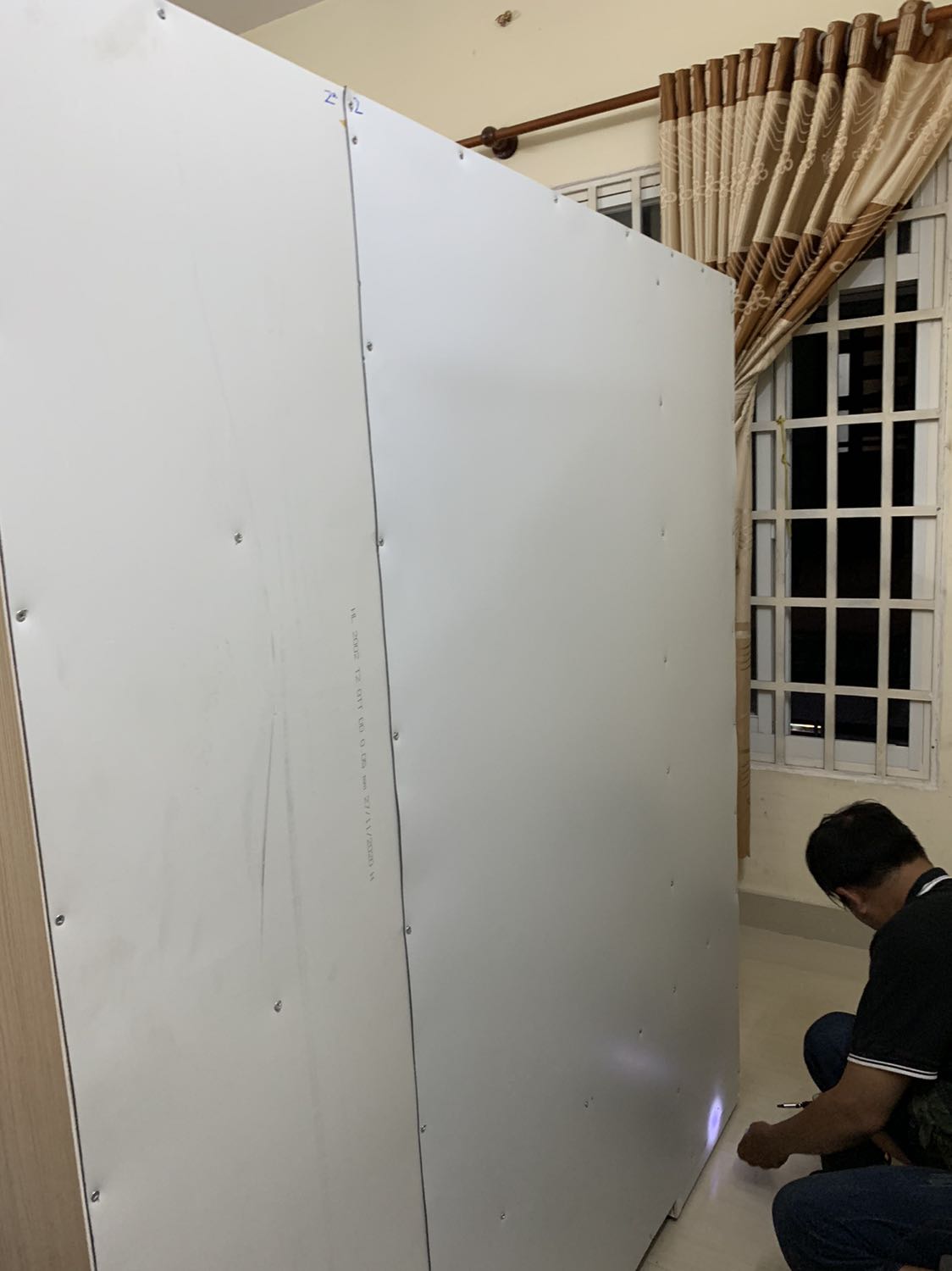 Tủ dạng ghép, nhựa tạm, ruột rỗng như hình, các mấu ghép khá mỏng manh nên mn ko nên để đồ nặng, bỏ đồ sương sương thì ok, được cái hình thức tổng quan đẹp, màu đẹp như hình. 
5 sao cho dịch vụ lắp rác, chú thợ nhiệt tình dễ thương. Tổng quan khá hài lòng.