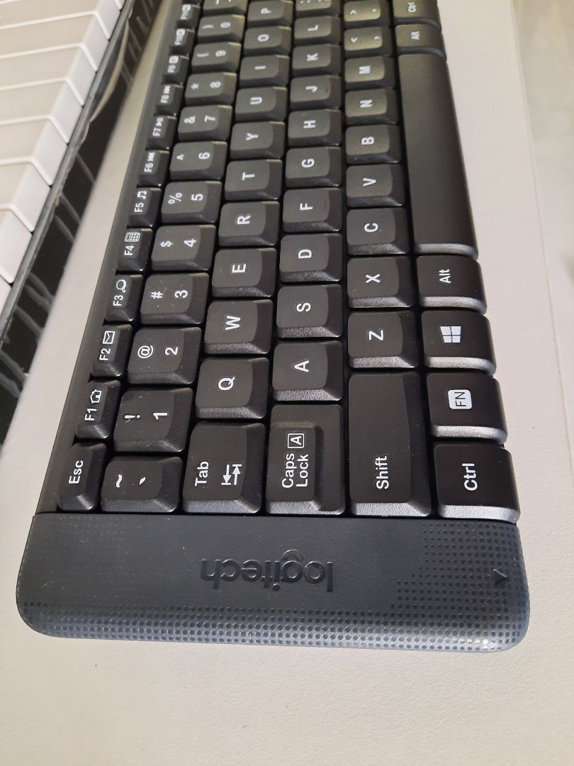 hàng ok, phím bấm ổn, có cái là phần gờ ra bên trái làm cho tay bấm bị nhầm sang phím khác khi đánh ko nhìn phím hoặc chưa quen bố cục mới. viền "tàng hình" cảm giác nhìn thích.