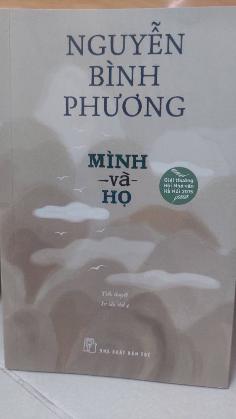 Sốc, lạ và bạo liệt là những nhận xét ngắn gọn dành cho “ Mình và họ “ về thủ pháp kể chuyện và nội dung. Gọi là tiểu thuyết nhưng có vẻ nó giống như một tạp văn dài với những câu chuyện phiếm lan man không hồi kết mô tả cuộc sống nhuốm màu hoang dã ở vùng núi phía bắc đan xen với quá khứ chiến tranh khốc liệt nơi đây. 
Phải nói thật đây là một tác phẩm khó tiêu hóa với người đọc, không có chương hồi, không quãng nghỉ, chuyện nọ nối tiếp chuyện kia một cách lộn xộn về thời gian, đa dạng nhưng thiếu chiều sâu về nhân vật. 
Có thể tác phẩm thành công khi đặt nó trong mảng đề tài quen thuộc của các nhà văn Việt Nam cùng thời,  nội dung tập trung vào chiến tranh, cuộc sống hâu chiến một đặc sản rất “ Việt Nam “. Tuy vậy là một người đọc trong hoàn cảnh hiện tại tôi không còn cảm thấy thích thú với chủ đề này nữa, nó đã trở nên nhàm chán lỗi thời. Cùng với đó là lối kể chuyện tự sự mang đậm tính cá nhân, trình hiện vô số đến thừa thãi chất liệu sống cùng những trải nghiệm riêng, nặng về triết lý nhưng thiếu hẳn tính sáng tạo thứ mà một tiểu thuyết đúng nghĩa cần có.