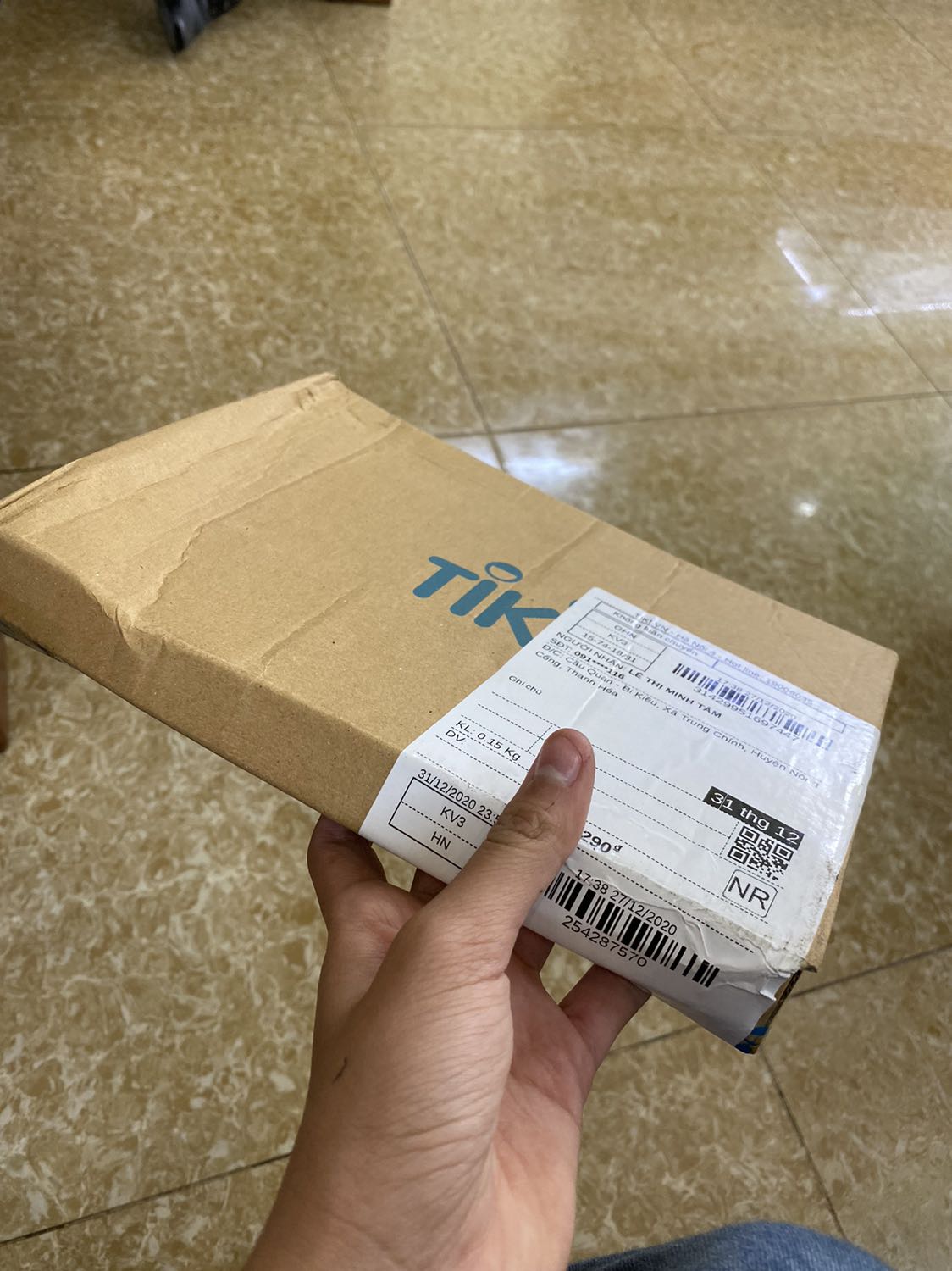 Mình khá hài lòng với sp lần này. Có 1 vài chỗ mình ko ưng lắm là bìa sách đóng lệch hẳn + bị vết đen đen mà giống vết cháy + rách 1 tí tị tì tí tầm 1mm2 :)))
Còn lại thì bên trong có các hình ảnh minh họa đẹp lắm, truyện rất ok?❤️