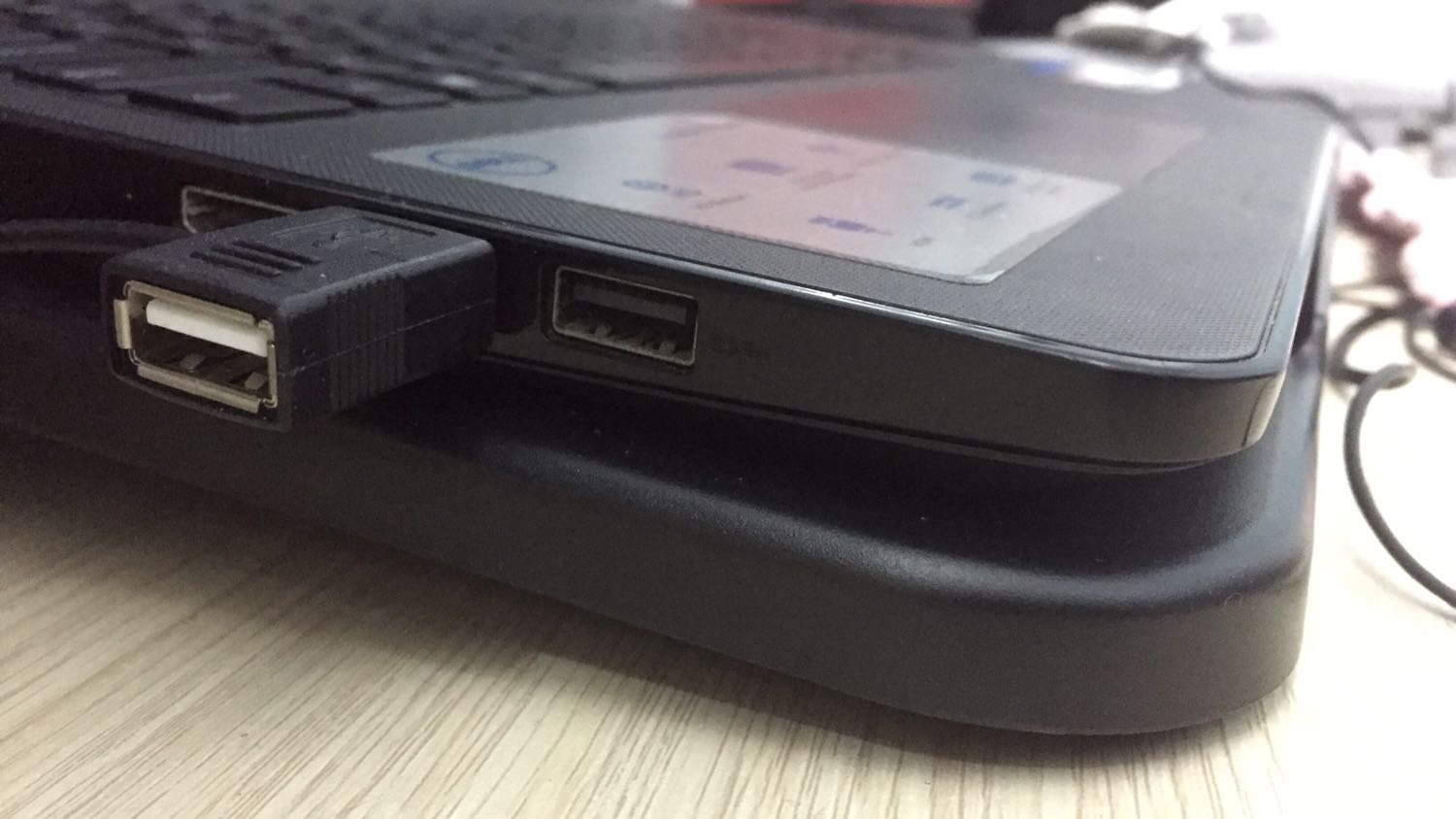 Mình đã sử dụng rồi nên mua cho đứa em một cái. Quạt êm. Kê máy lên cho thoáng với cũng yên tâm hơn cho máy.