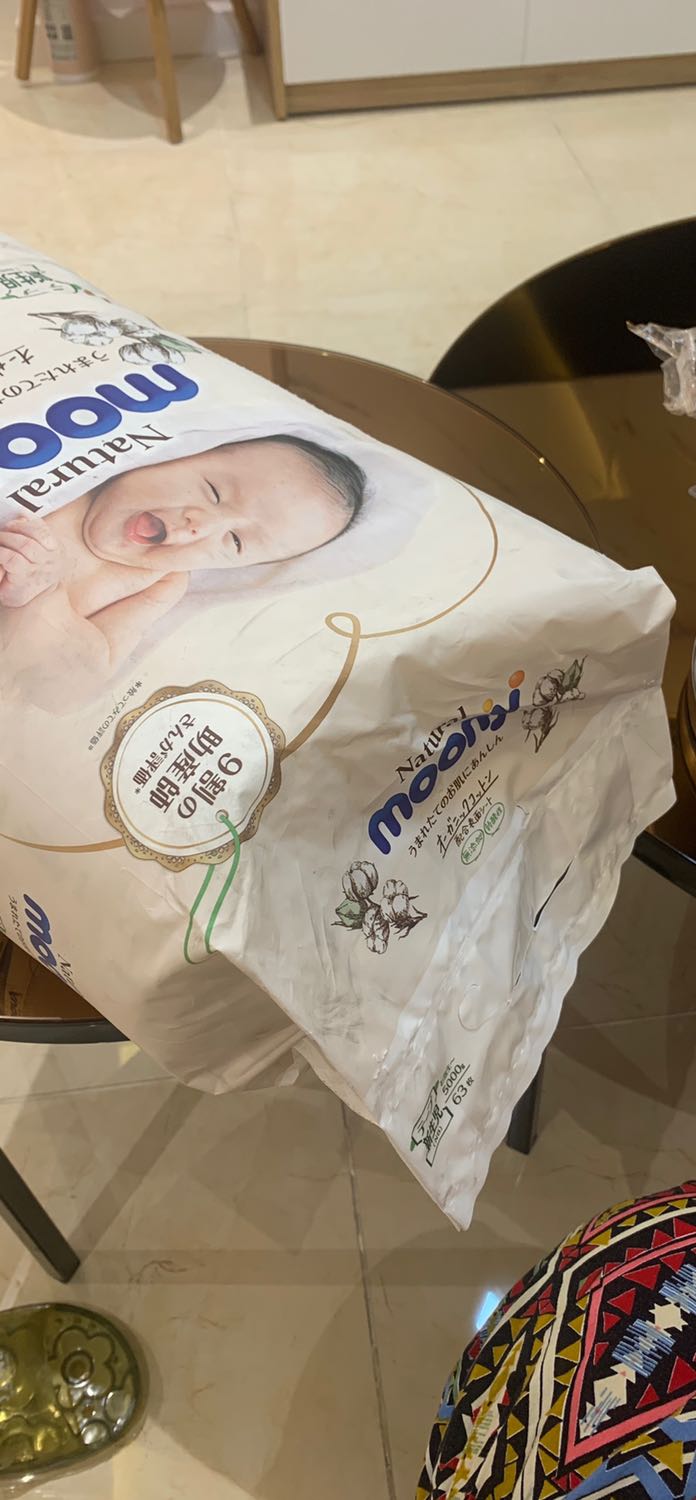 Bìa bọc rất bẩn như là hàng cũ vậy, ko bt có phải do mua sale ko? Nhưng may còn chưa rách giống gói size S còn lại