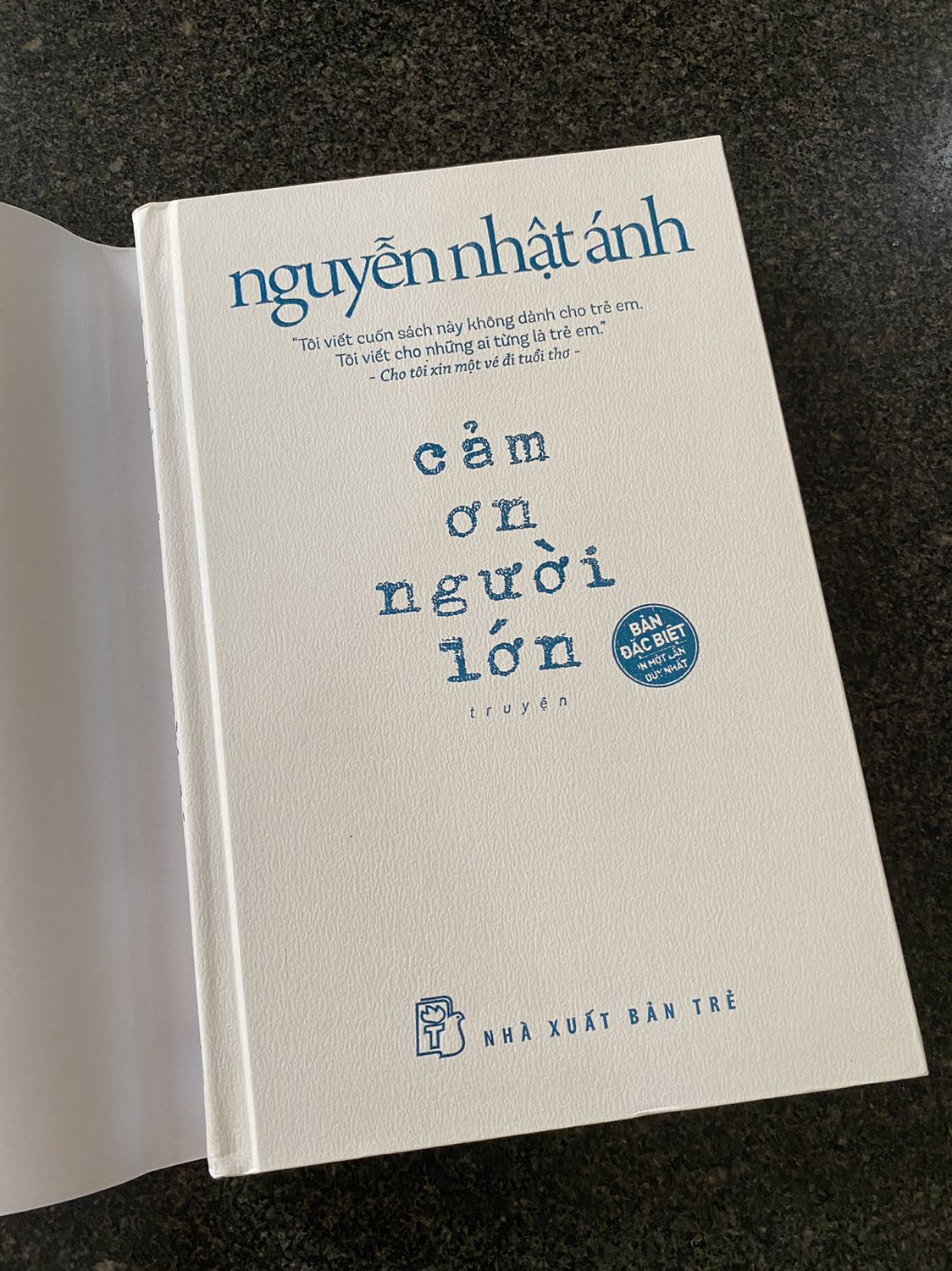 - Tiki giao hàng quá nhanh, đặt sách buổi tối hôm trước mà sáng hôm sau đã thấy giao ??
- Sản phẩm chỉnh chu, sách bìa cứng, có áo, chất lượng giấy tốt, bóng & hơi ngả vàng, chữ in rõ ràng, sắc nét, minh hoạ màu đẹp ????
- Sản phẩm tặng kèm bookmark & postcard, thích hợp làm quà tặng, có thể viết lời nhắn cho người nhận