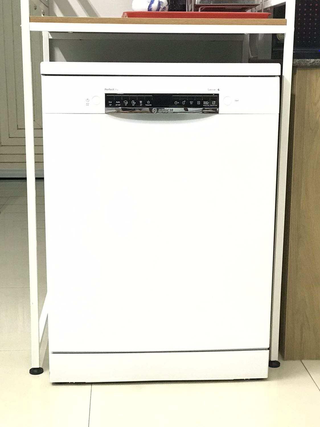 Kệ đẹp, có bạn ở shop nhắn tin, gọi hỗ trợ lắp ráp nhiệt tình. Ai mua lắp chưa được thì cứ đợi có tin nhắn của shop hoặc liên hệ Tiki xin số nhé.
Khoang bên dưới vẫn vừa với máy rửa bát độc lập nhé mọi người.

P/s: mình có độ thêm tí để khoang giữa cao lên một chút