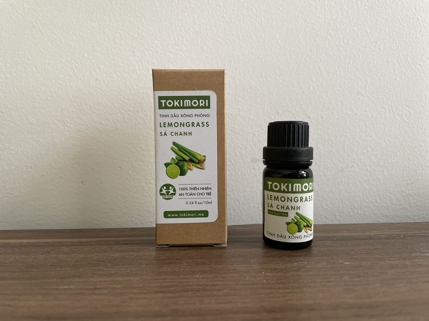 Tinh dầu thơm dịu và dai, mùi như mùi sả trồng ở nhà, rất dễ chịu chớ không quá nồng. Mùa mưa xông mùi này vừa ấm nhà, vừa đuổi muỗi, gián, kiến. Mình mở nắp chai rồi cắm mấy que khuếch tán để ở bàn làm việc vừa thơm vừa xinh. Hàng chất lượng cao so với giá rất rẻ, giao hàng cũng nhanh, bao bì thân thiện. Nói chung là thích, giá tốt để mua dùng thử.