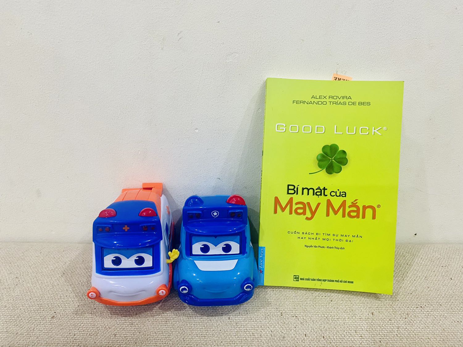 Một cuốn sách vô cùng nên đọc dành cho tất cả mọi người. Tiki giao hàng rất nhanh, mỗi tội không hiểu bán hàng kiểu gì mỗi lần chỉ được order 1 cuốn nên phải đặt thành mấy lần nếu muốn mua mấy quyển dẫn tới tồn tiền ship của khách