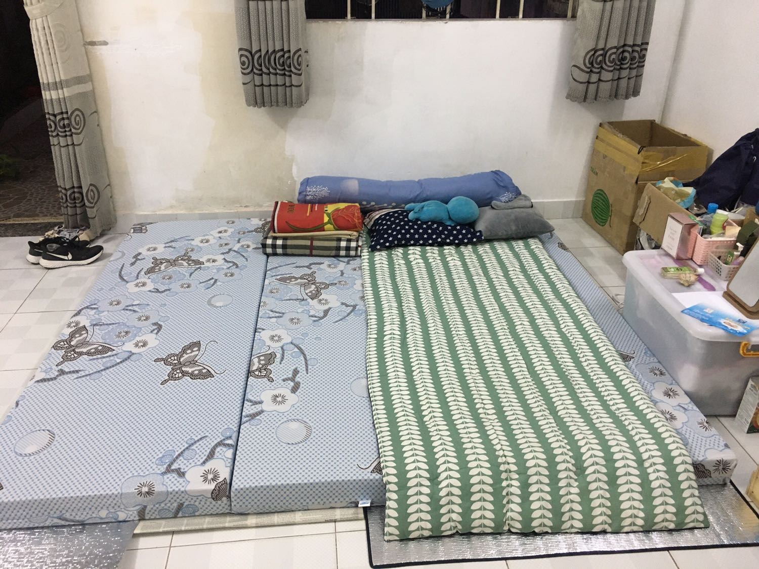 Nệm êm, nặng, khá chắc chắn. Phần gắn kết 3 phần gấp hơi mỏng manh Nệm êm, nặng, khá chắc chắn. Phần gắn kết 3 phần gấp hơi mỏng manh