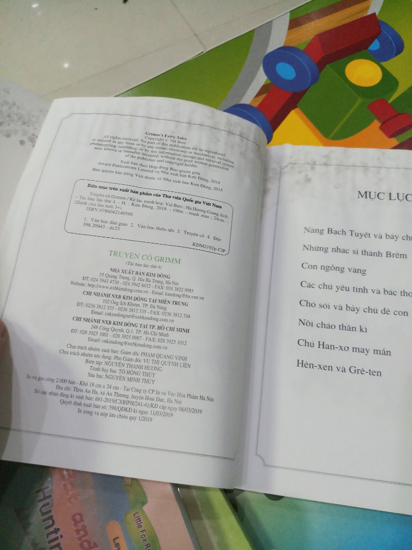 mình nhận sách, nội dung hay,có hình ảnh bắt mắt, tuy nhiên sách cũ, bị ẩm mốc. k biết tiki có chính sách đổi hàng k, thực sự nhânn sách khá thất vọng!