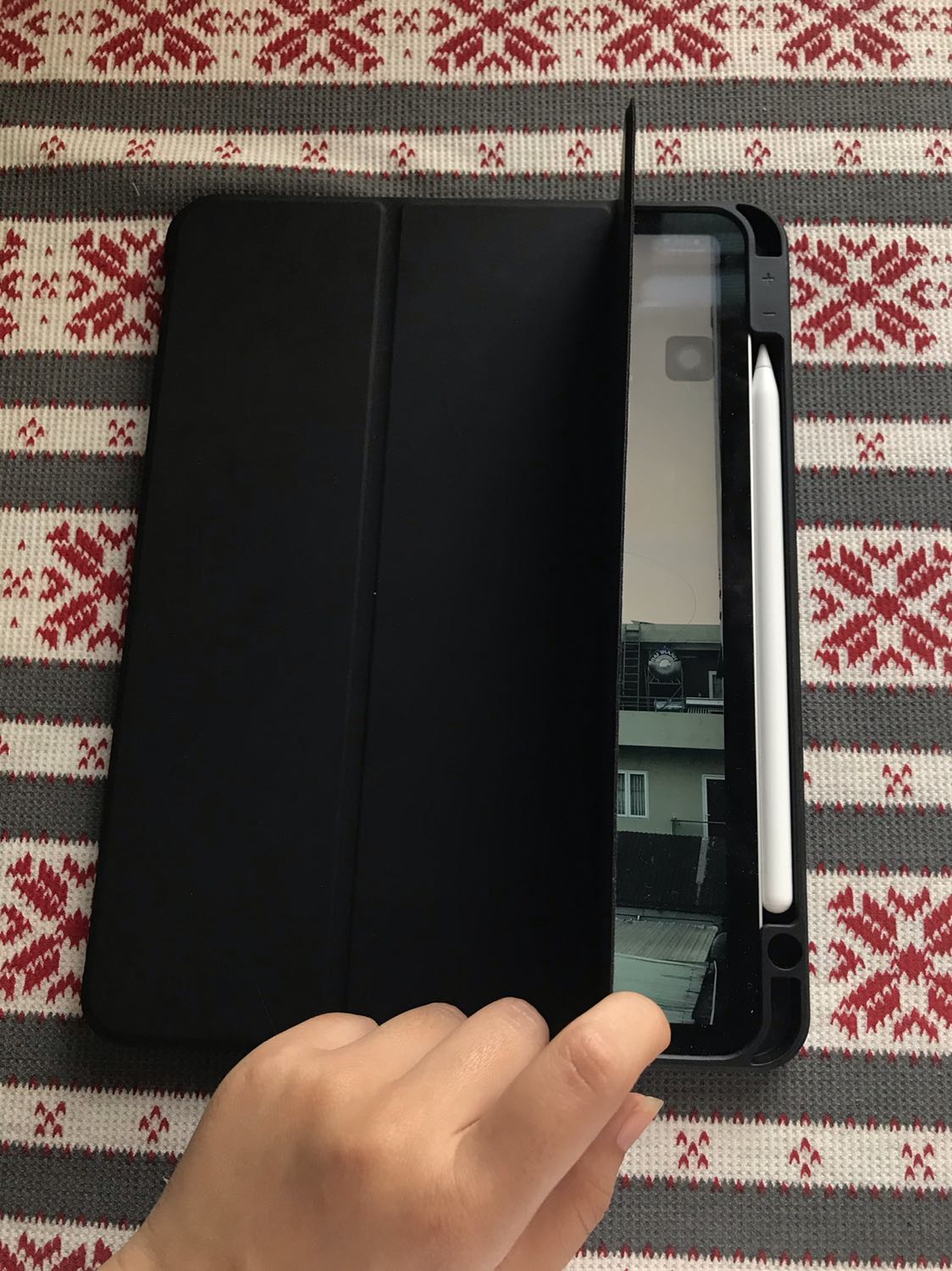 Ốp vừa vặn, dễ gắn máy vào, ngăn bút để bút tiện lợi, nút cứng ấn bình thường. Giao hàng sớm hơn dự kiến