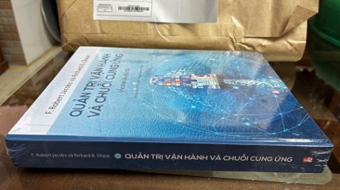 Ấn bản mới nhất, sách của Nhà xuất bản tài chính thì yên tâm rồi. 
Sách mới, bìa cứng, nguyên seal. 
Shop đóng gói kỹ lắm, bao xốp chống sốc nên sách tới tay mình còn nguyên.
Mình tìm mấy hàng đăng bán bản cũ mà toàn hết hàng, hoặc cũ quá, nên lên tiki thấy shop bán bản mới là đặt luôn. 
Mình cũng đặt mua sách của shop vài lần rồi, sách thật nên rất yên tâm.