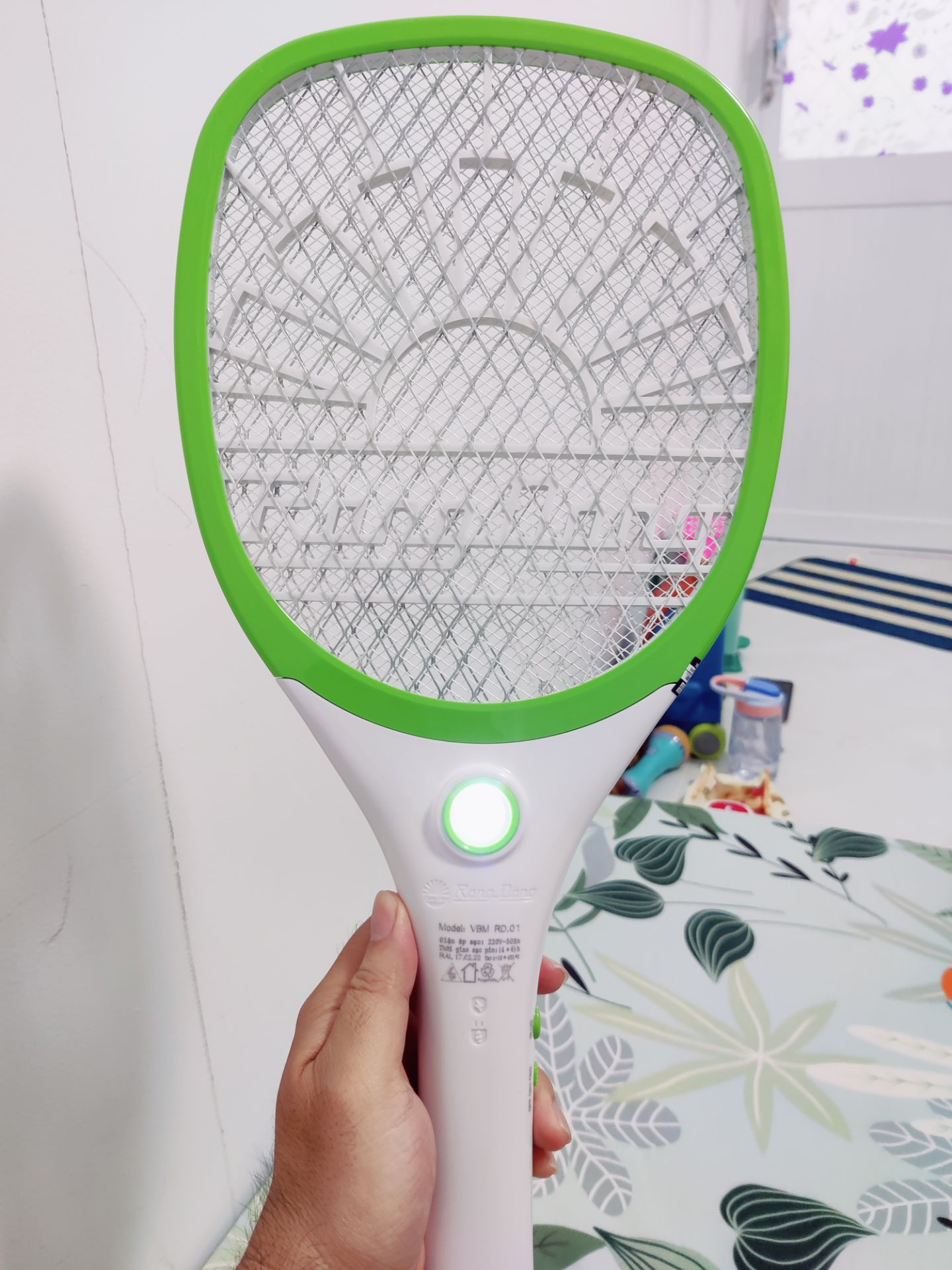 Vợt đẹp chắc chắn, độ hoàn thiện cao hơn những loại khác mua ngoài tiệm trước đây. Tiếng nổ lóc bóc nghe sướng tai, có điều đèn led ko được sáng lắm. Hy vọng dùng được lâu.