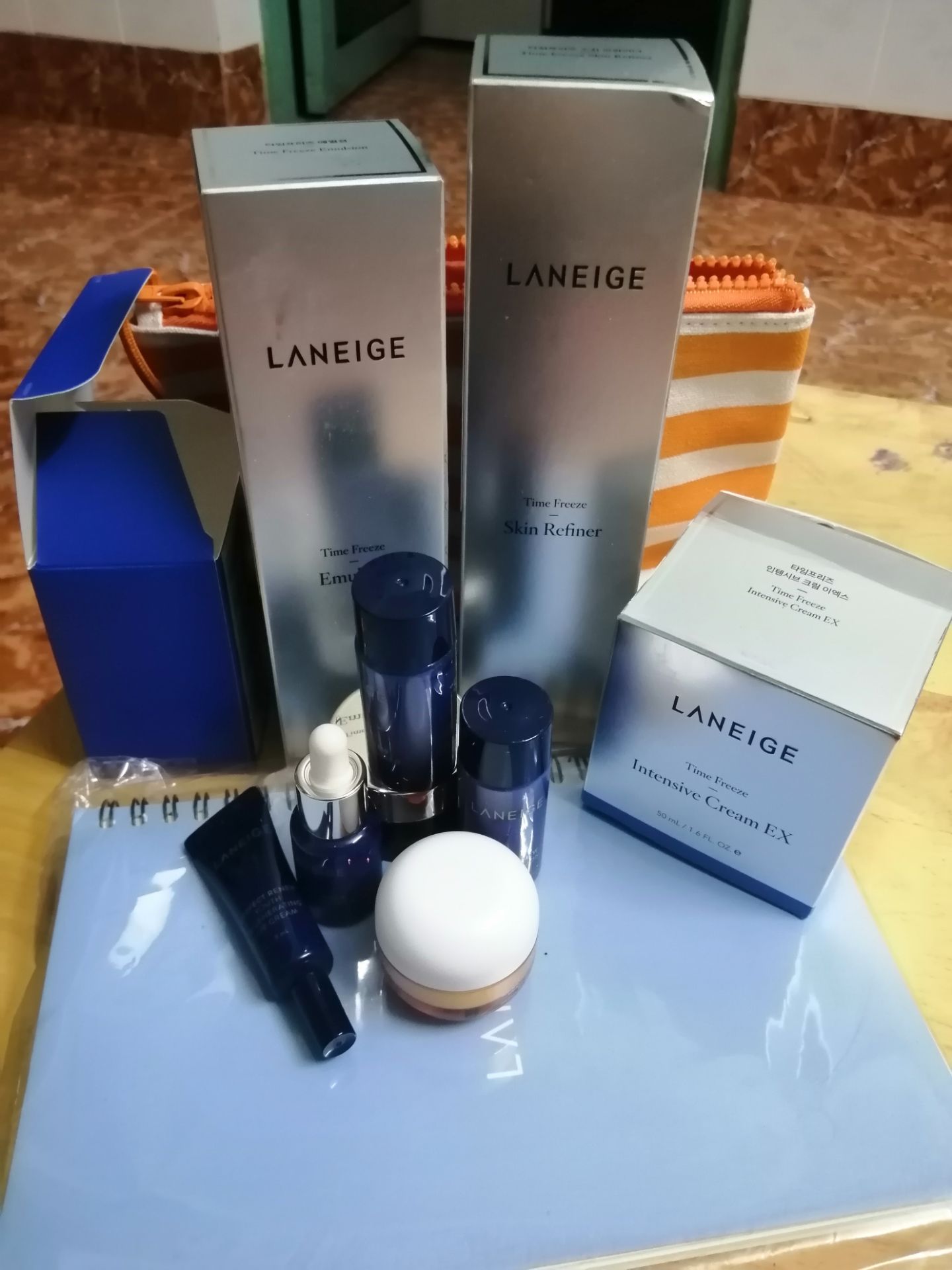 Áo như hình, nâng nhẹ. Hài long