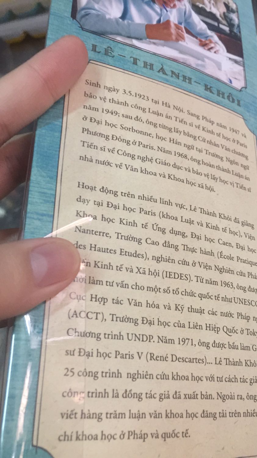 Đây là một cuốn sách sử rất đáng mua của giáo sư Lê Thành Khôi, cuối sách có rất nhiều hình ảnh, lược đồ và chú thích dành cho độc giả, về sách thì mình cho 10₫ . Tuy nhiên về việc bọc bookcare của tiki thì mình lại không hài lòng tí nào, mình phải bỏ tiền ra mua gói bookcare thế mà các bạn lại bọc kiểu cho có, mỗi lần lật sách là lại bị tuột ra rất khó chịu, thậm chí có quyển kia mình mua thì chỉ có miếng nhựa chưa kịp bọc dc nhét kèm vào sách. Mong tiki sẽ kiểm tra chặt chẽ hơn về việc bọc bookcare cho khách.