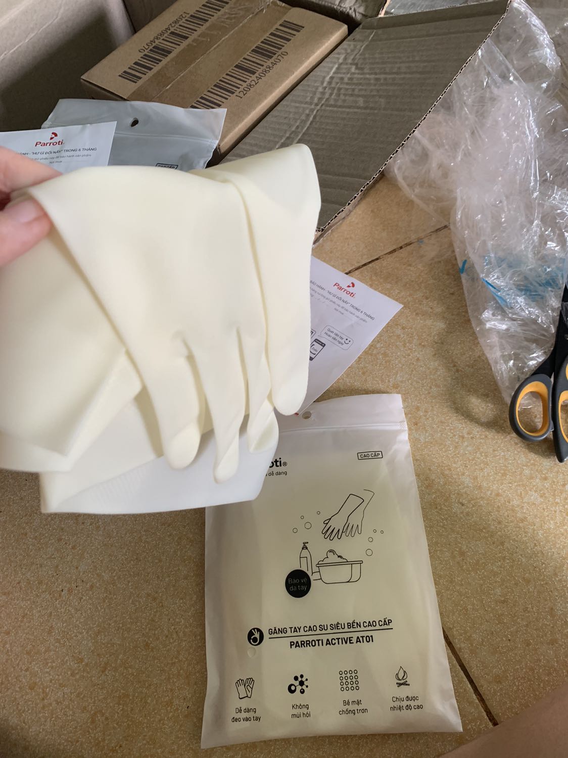 Sản phẩm chất lượng, hình thức đẹp, mình mua 2 bao tay và 7 sản phẩm của Parroti chuẩn bị cho nhà mới, có đều tuy chỗ mình đã hết dịch nhưng Tiki giao hàng quá chậm, phải tháng hơn mình mới nhận được hàng và còn hơn 8 đơn trên tiki. Đang định đặt thêm 12 sản phẩm nhưng còn hơi ngại về vấn đề giao hàng, nên mình cũng chuyển dần qua mua hàng trên ***