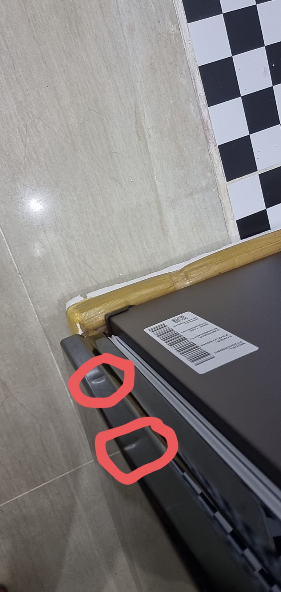 tủ bị móp 3 chỗ, sản phẩm giao muộn 1 ngày không thông báo.
Cảm giác chờ đến ngày giao không giao 14/06/21 thì đến ngày 15/06 nhận được 1 cái tủ móp 3 chỗ thất vọng vô cùng.
Mong tiki sớm hỗ trợ đổi lại cho tôi tủ khác.
Xin cảm ơn