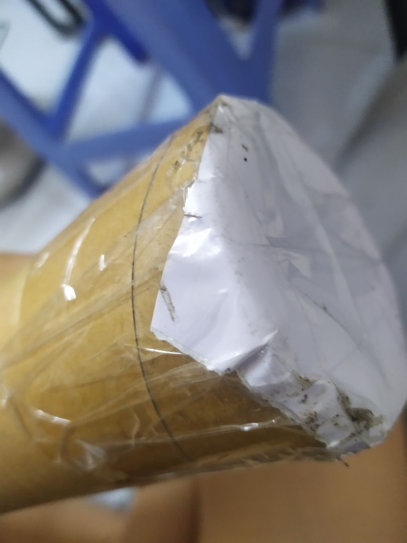 Shop gói hàng rất kỹ và cẩn thận, 2 đầu được bọc kín.
Mình đã tham khảo nhiều loại mà loại này đúng ý mình luôn. Che mờ, che tầm nhìn rất tốt, đảm bảo kín đáo riêng tư cho phòng nhưng vẫn hấp thu được ánh sáng ban ngày cho phòng đỡ tối. Mình sợ ko kín đáo thì sẽ dán cả mặt trong mặt ngoài, nhưng dán 1 mặt xong thấy đủ rồi 😂 Dán lên nhìn phòng trọ của mình sáng *** hơn hẳn.
Giấy dán chất lượng, giá cả cũng phải chăng. Mô tả sản phẩm là 1m2*3m nhưng mình thấy khổ giấy thực tế 2 chiều đều dư, chắc để tránh hao hụt khi dán đó mọi người.
Ai không chuyên nên xem youtube hướng dẫn trước khi dán nha.